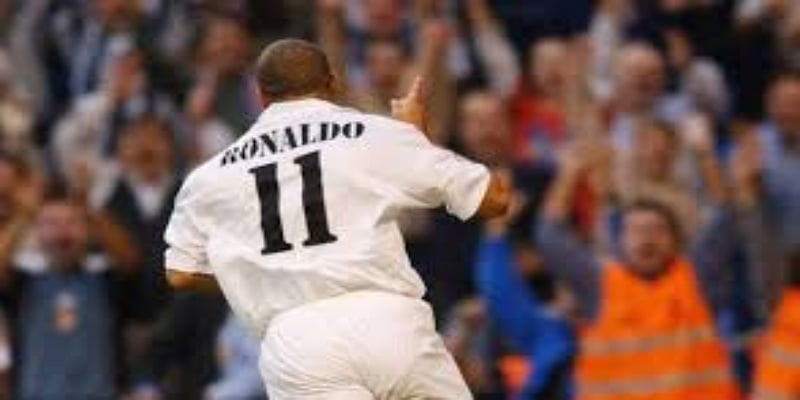 伯纳乌的历史性之夜：从赛前压力到进球狂潮的全面爆发-爱游戏体育